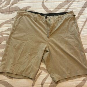 Men’s khaki volcom shorts